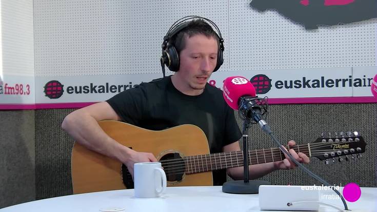 Xak taldearen 'Usaiak' abestia, zuzenean