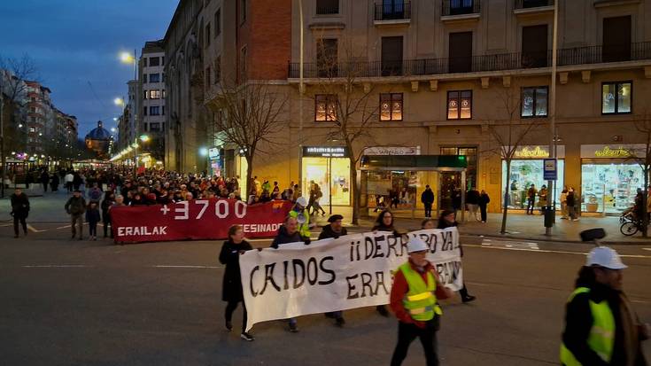 Erorien Monumentua eraisteko eskatu dute ehunka lagunek Iruñean