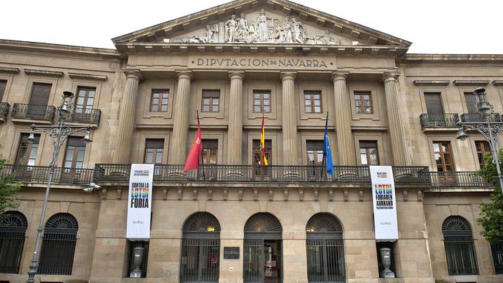 LGTBfobiaren aurkako lemak zintzilikatu ditu Gobernuak ere