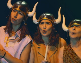 “Las Reinas Kanpina” antzezlanerako bi sarrera
