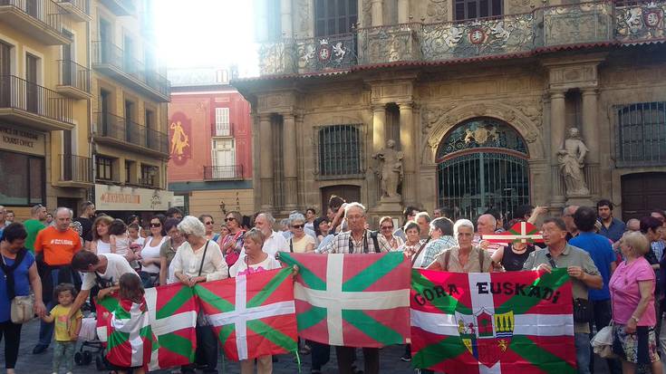 Elkarretaratzea egin dute 200 lagunek Iruñean ikurrinaren sententzia salatzeko