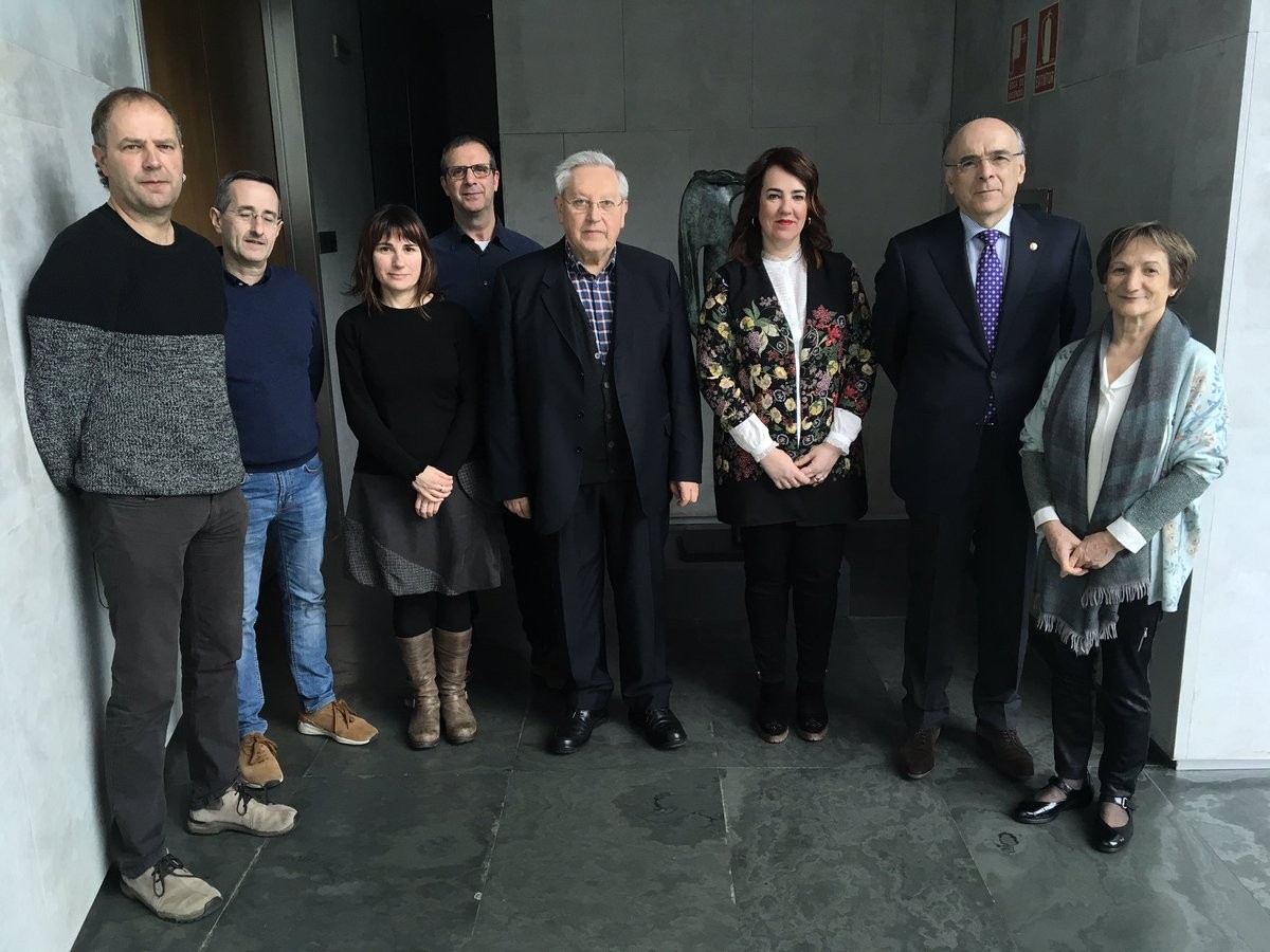 Hiru urterako elkarlan hitzarmena sinatu dute parlamentuak eta Euskaltzaindiak