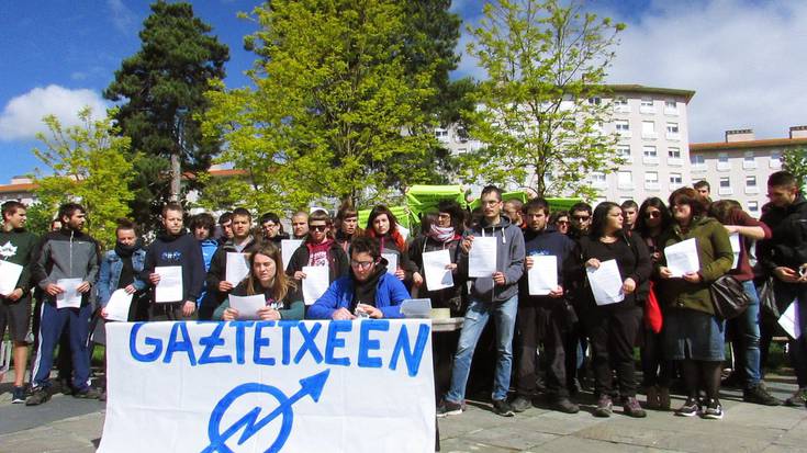 "Ordenantzaren aitzakipean" udalak beren jarduera eten nahi duela salatu dute Alde Zaharreko eta Arrotxapeko gaztetxeek