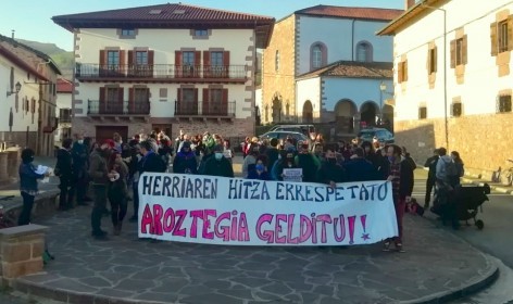 Aroztegiako obrak hasi dituzte, herritarren protesta artean