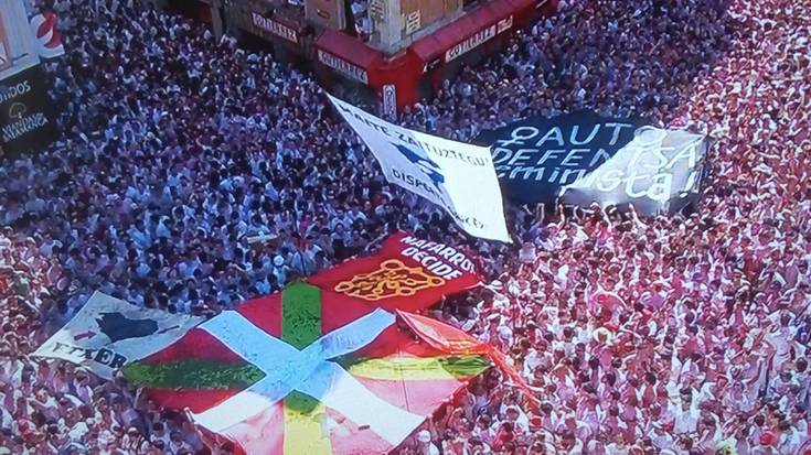 "Autodefentsa feminista" dioen pankarta erraldoia zabaldu dute 