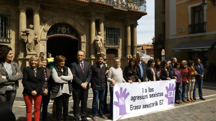 Eraso matxisten kontrako elkarretaratzea egin du Iruñeko Udalak