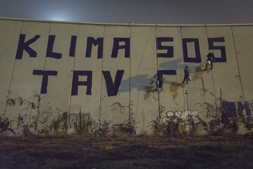 "Klima SOS, TAV ez" margoketa handia egin du Mugituk, klimaren aldeko mundu greba egunari hasiera emateko