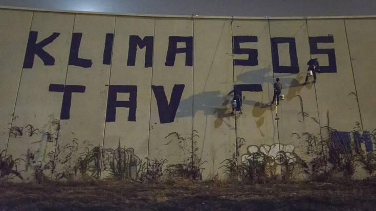 "Klima SOS, TAV ez" margoketa handia egin du Mugituk, klimaren aldeko mundu greba egunari hasiera emateko