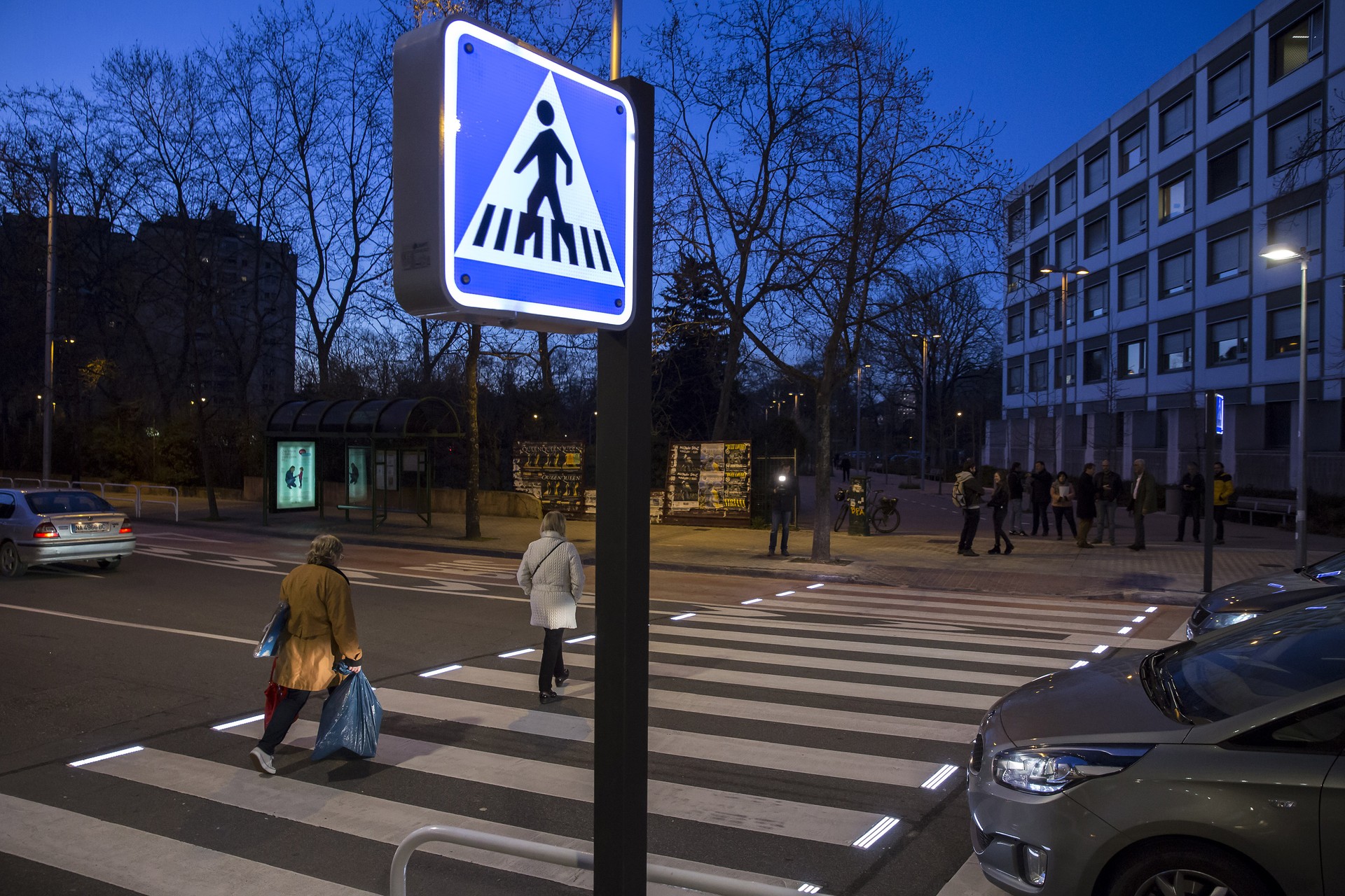 Led-ez argiztatutako Iruñeko lehen zebrabidea ezarri dute Antso Azkarra etorbidean