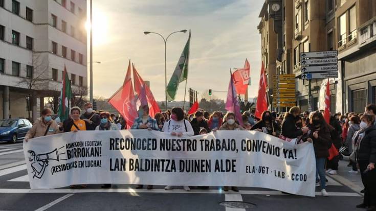 Beste bi lanuzte eginen dituzte zahar etxeetan