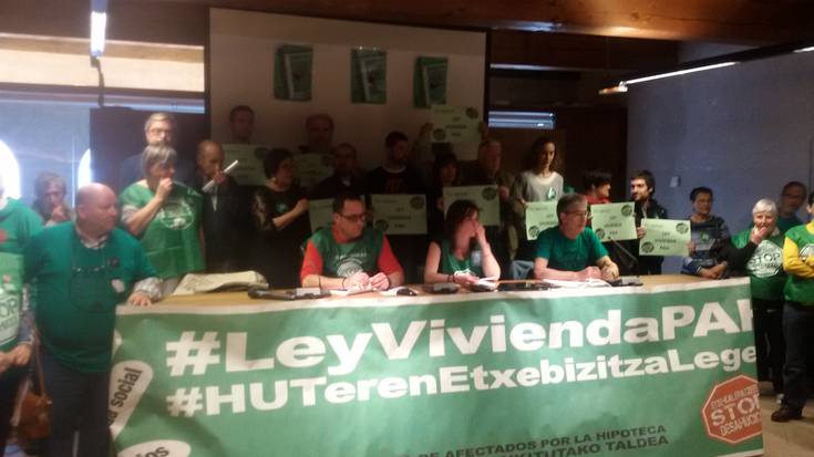 Etxe kaleratzeak geratu eta bidezko alokairuak sustatzeko lege proposamena aurkeztu du Plataformak