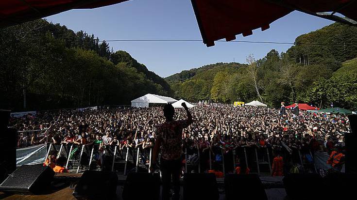 Birekin bat egiteko aukera eman diete euskaltzaleek Tantirumahiruri