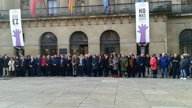 Indarkeria matxista gaitzesteko atera dira kalera erakundeetako ordezkariak