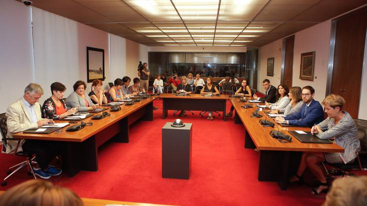 Erlijioaren eskola-karga ez dute minimora murriztuko, PSNren abstentzioa dela eta