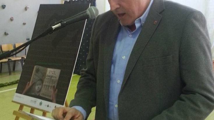 Ari dira Biurdanako irakurketa publikoan Jon Alonsoren testuak irakurtzen