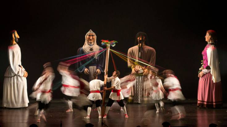 Dantzariak eta erraldoiak billabesara igoko dira