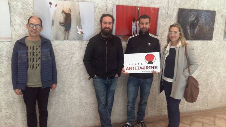 'Zezenak' erakusketa ikusgai jarri du Iruñea Antitaurina taldeak Kondestablen