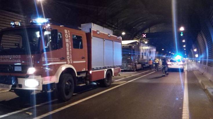 Belateko tuneletako bat itxita dago kamioi batek barruan su hartu ostean