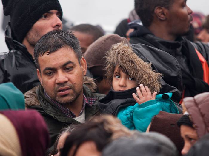 Greziatik hamalau errefuxiatu iritsiko dira Nafarroara bihar