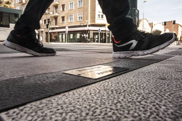 Elhadji Ndiayeren omenezko plaka desagertu dela salatu dute