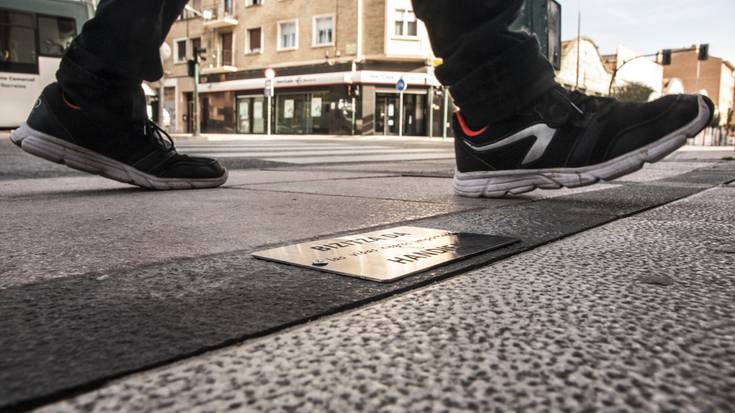 Elhadji Ndiayeren omenezko plaka desagertu dela salatu dute