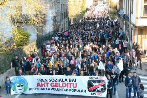 Tren sozialaren aldarria Altsasuko kaleetan zabaldu zuten larunbatean