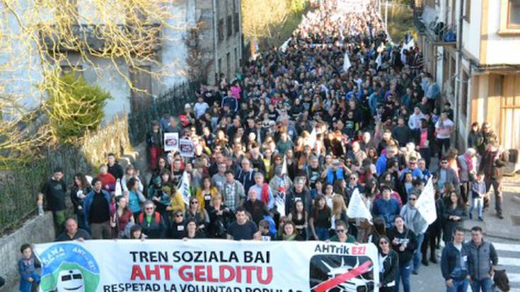 Tren sozialaren aldarria Altsasuko kaleetan zabaldu zuten larunbatean