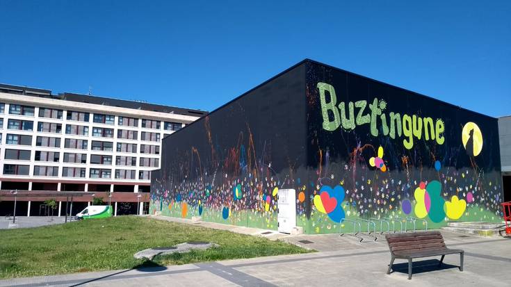 Kolorez jantzi dituzte auzoetako elkarte zenbaiten egoitzak