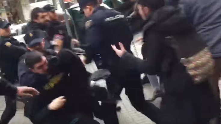 Aske geratu dira Donibane auzoan atxiloturiko hiru lagunak