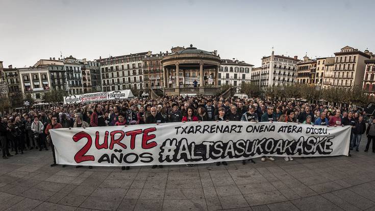 Bi epaile auzitik baztertzea eskatzeagatik 600 euroko izurra ezarri diete Altsasuko gazteei