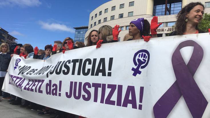 Sanferminetan talde bortxaketan parte hartu zutenak askatuko dituzten aztertuko du gaur auzitegiak