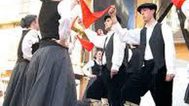 Dantzaren inguruan mihiak dantzan Karrisolasan.