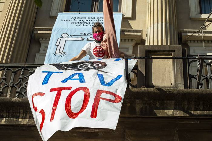 Mugitu! taldeko hiru kide Espainiako Gobernuaren ordezkaritzan kateatu dira, AHTaren aurka