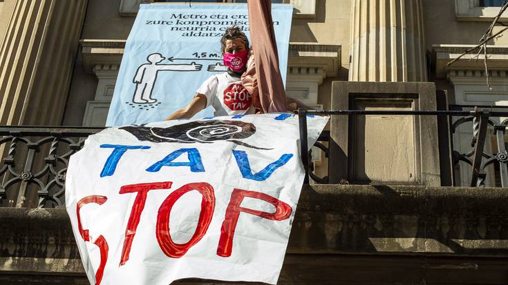 Mugitu! taldeko hiru kide Espainiako Gobernuaren ordezkaritzan kateatu dira, AHTaren aurka