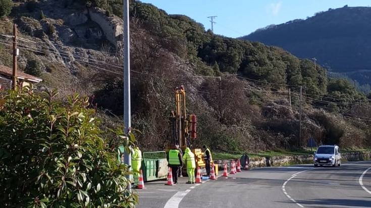 Udalen baimenik gabe ari dira AHTren obretarako zundatze lanak egiten Sakanan