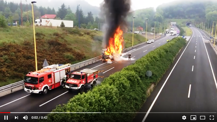 Su hartu du garabi batek Altsasu parean, autobidean