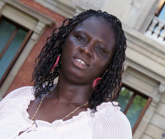 Fatima Djarri Munduko Medikuak taldeko mediatzaile, Iruñeko Gabonetako pregoilari