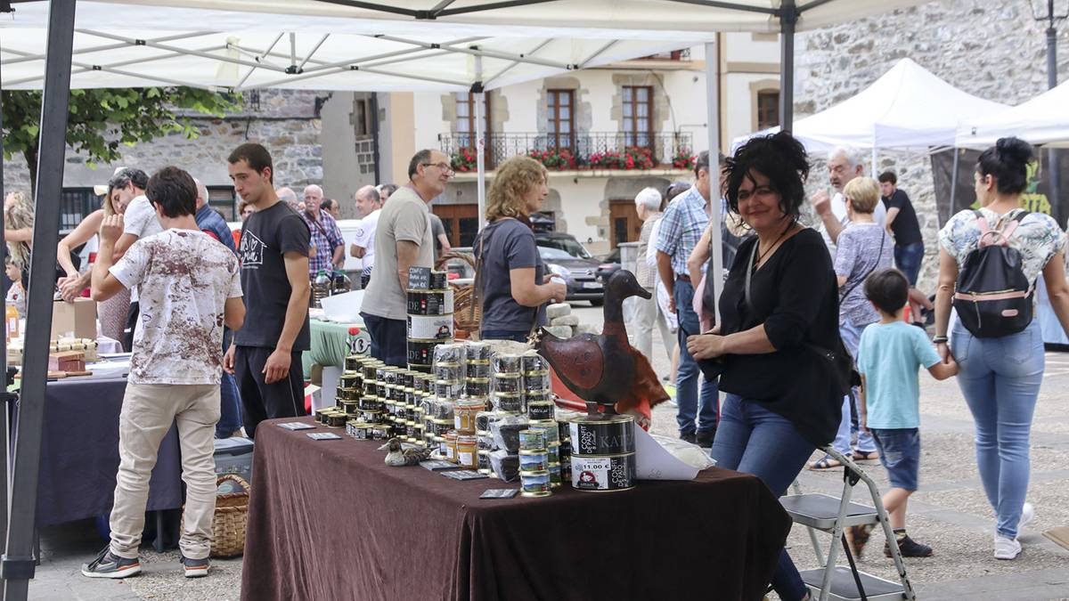 Mendialdeko Azoka Ibiltariaren VII. edizioa martxan da
