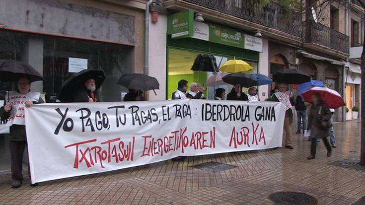 Protesta Iberdrolaren egoitzan energiaren prezioaren gehiegikeria salatzeko
