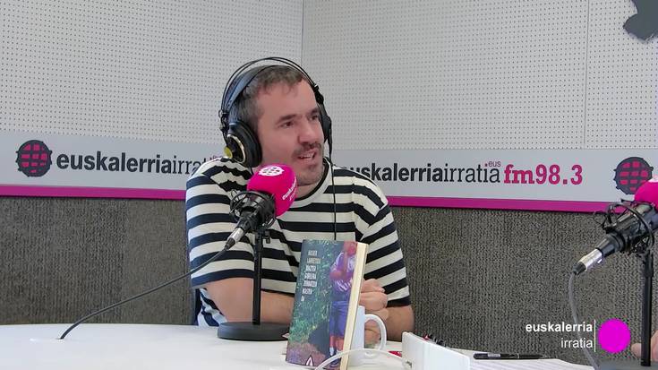 Hasier Larretxea: "Literaturak gure bizipenei hitzak jartzen lagundu gaitzake"