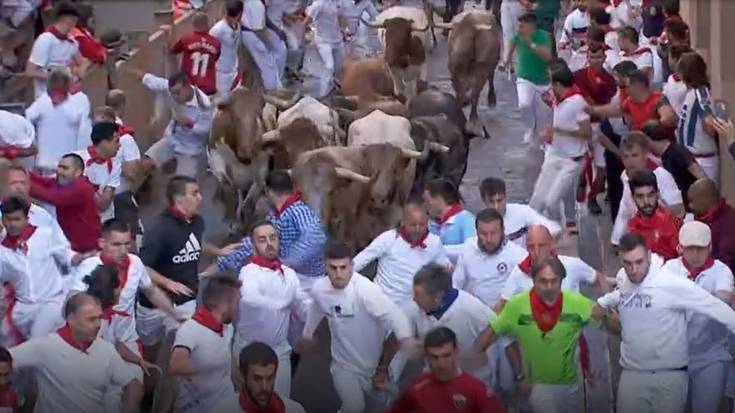Ziztu bizian egin dute entzierroa La Palmosillako zezenek
