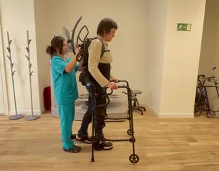Exoeskeletoa: esklerosidunen bizitza altxatzeko gailua