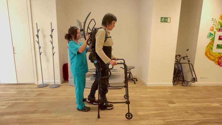 Exoeskeletoa: esklerosi anizkoitzadunen bizitza altxatzeko gailua