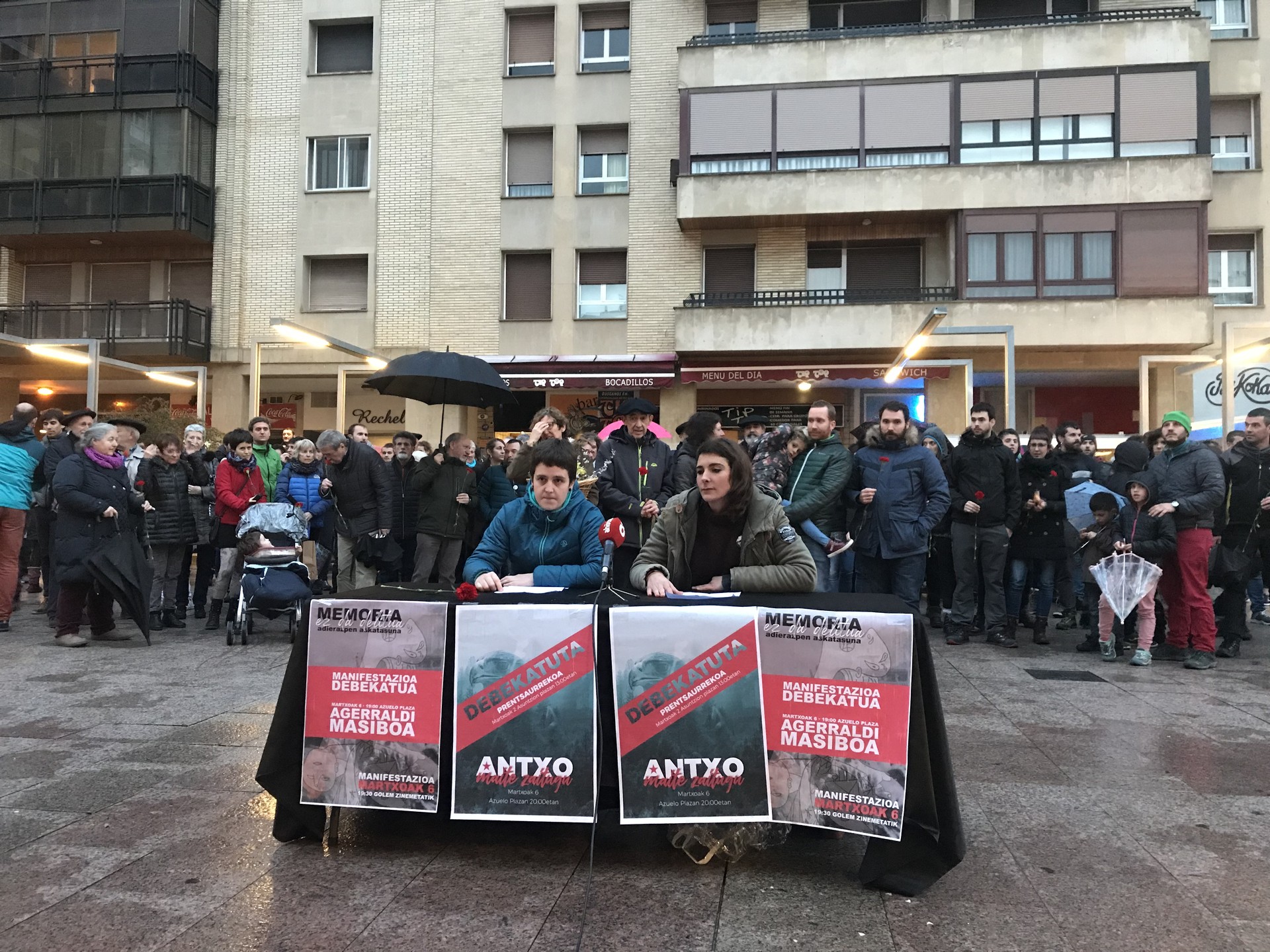 Xabi Rey gogoratu eta omendu dute Donibaneko bizilagunek