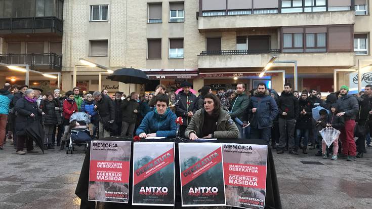 Xabi Rey gogoratu eta omendu dute Donibaneko bizilagunek