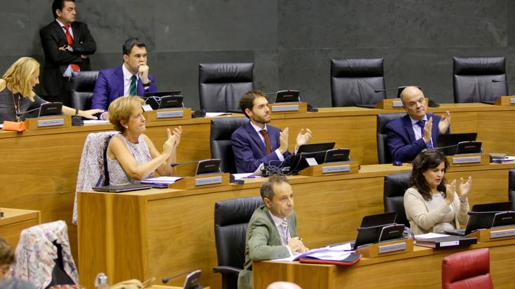 Parlamentuak Nafarroako Gobernua premiatzen du hilero informazioa eman dezan osasun arloko burutzez eta kudeaketa ekonomikoaz