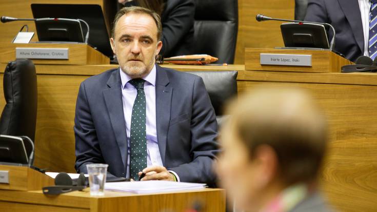 Euskararen dekretu berria eta Euskararen Legearen balizko aldaketa mintzagai Parlamentuaren gaurko saioan