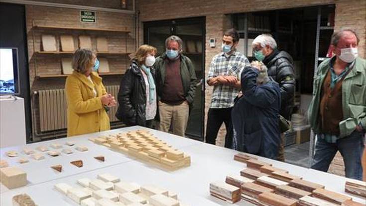 Frankismoaren espetxeei buruzko memoriala, zezen plazaren ondoan