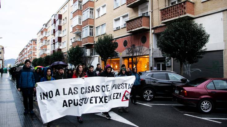 Berriozarren apustu etxeen kontrako manifestazioa egin dute