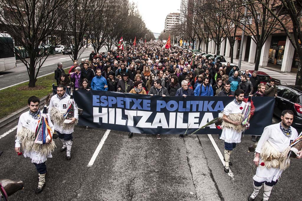 Hiru preso nafar gerturatuko dituzte